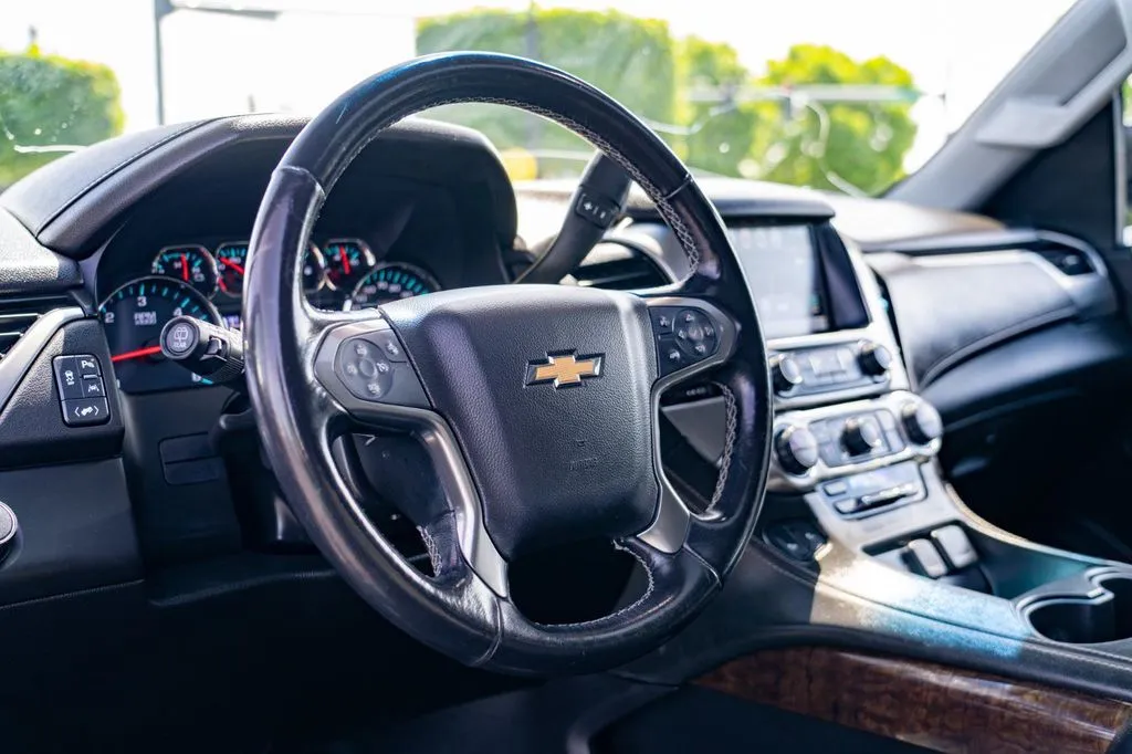 Chevrolet Suburban photo 15