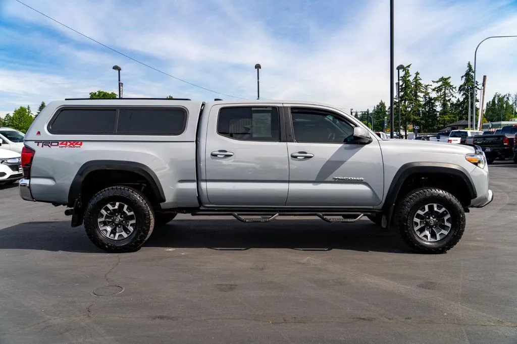 Toyota Tacoma photo 9