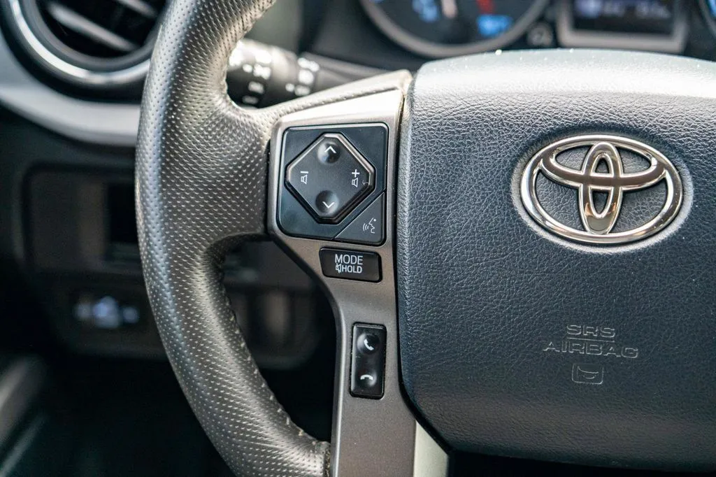 Toyota Tacoma photo 22