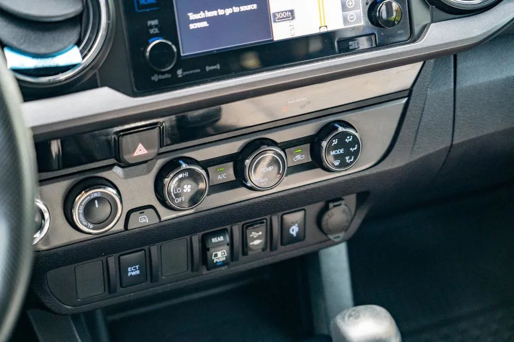 Toyota Tacoma photo 24