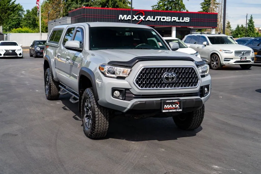 Toyota Tacoma photo 2