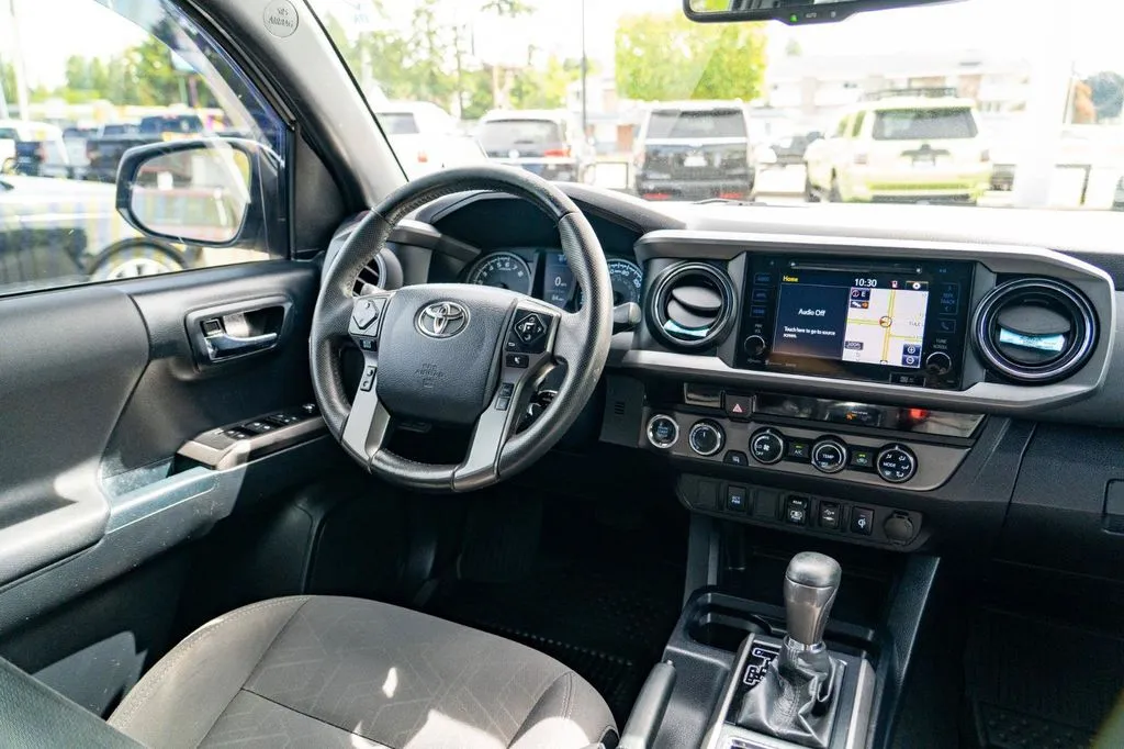 Toyota Tacoma photo 26