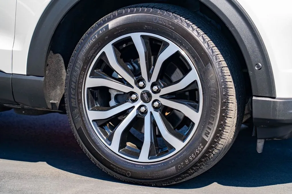 Ford Explorer photo 8