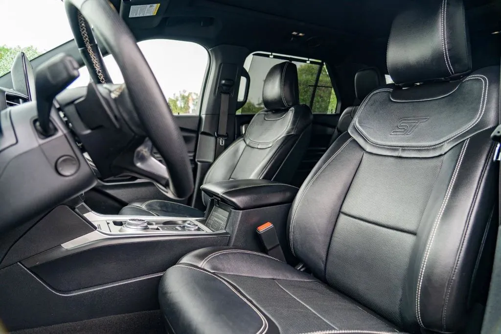 Ford Explorer photo 18