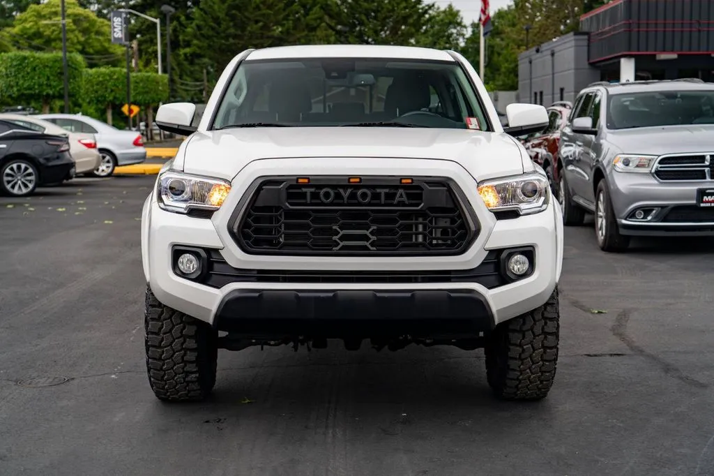 Toyota Tacoma photo 3