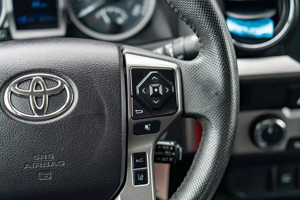 Toyota Tacoma photo 21