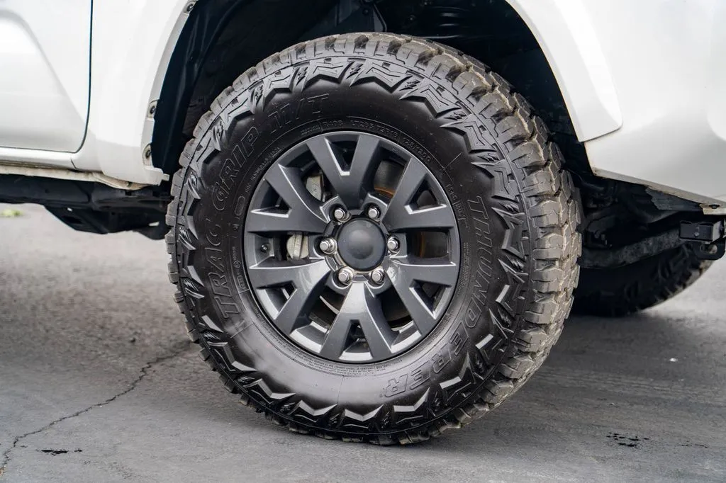 Toyota Tacoma photo 8