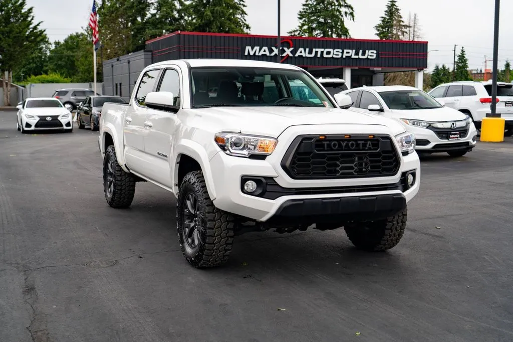 Toyota Tacoma photo 2