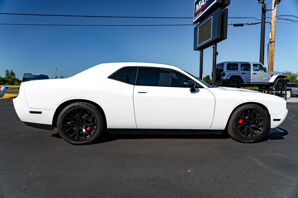 Dodge Challenger photo 8