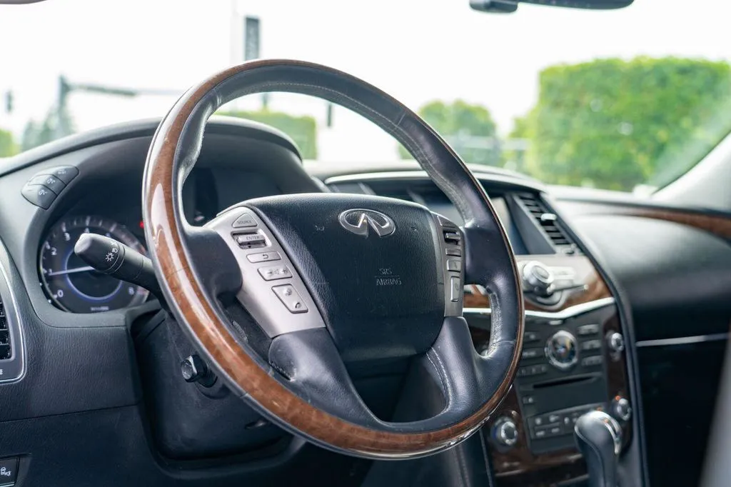 Infiniti QX80 photo 14