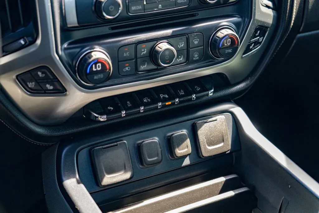 Chevrolet Silverado photo 19
