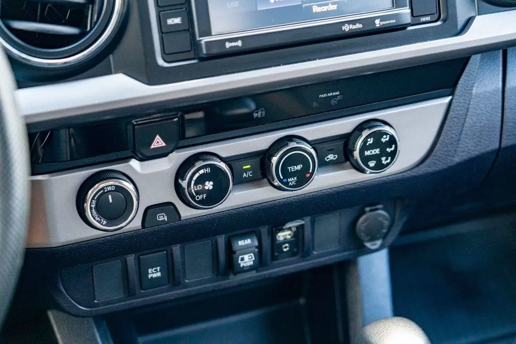 Toyota Tacoma photo 21