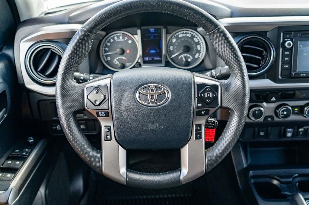 Toyota Tacoma photo 16