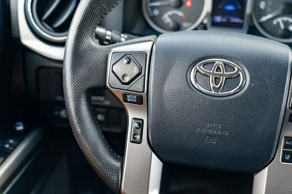 Toyota Tacoma photo 18