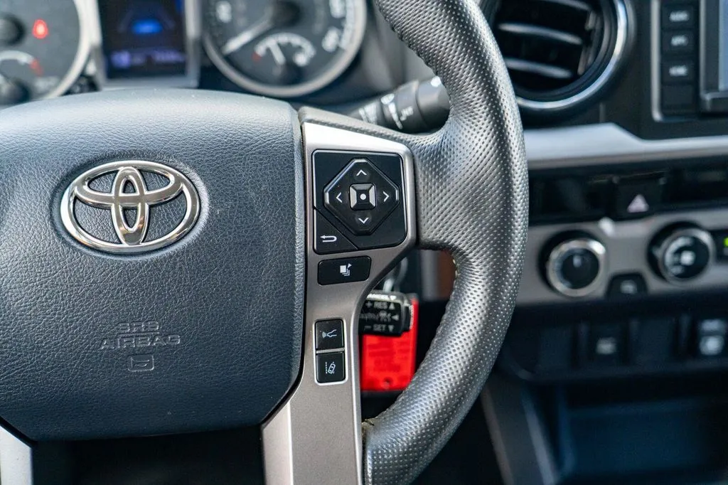 Toyota Tacoma photo 17