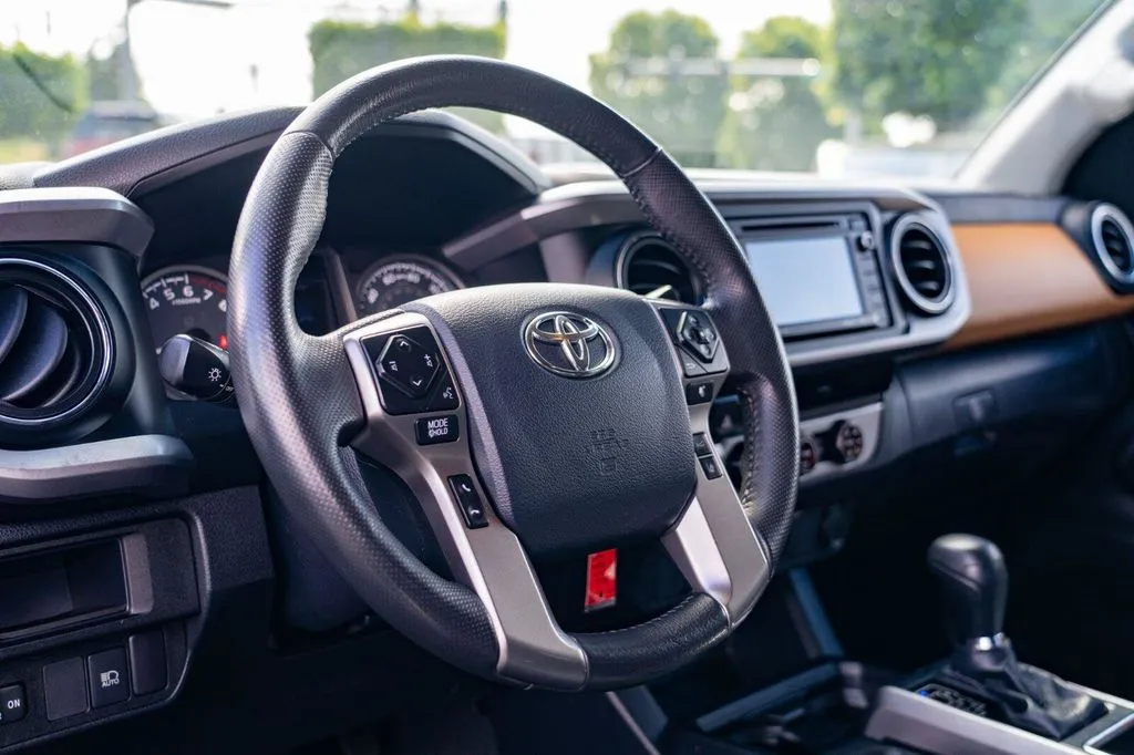 Toyota Tacoma photo 13