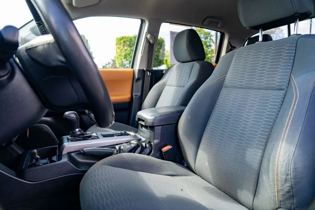Toyota Tacoma photo 14