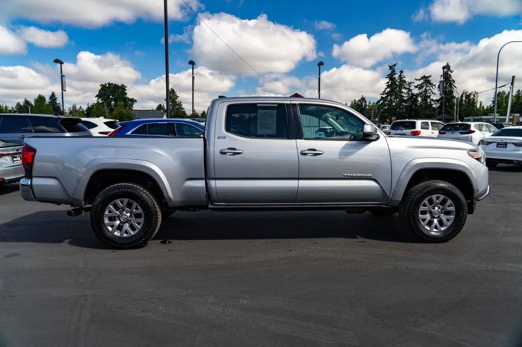 Toyota Tacoma photo 8