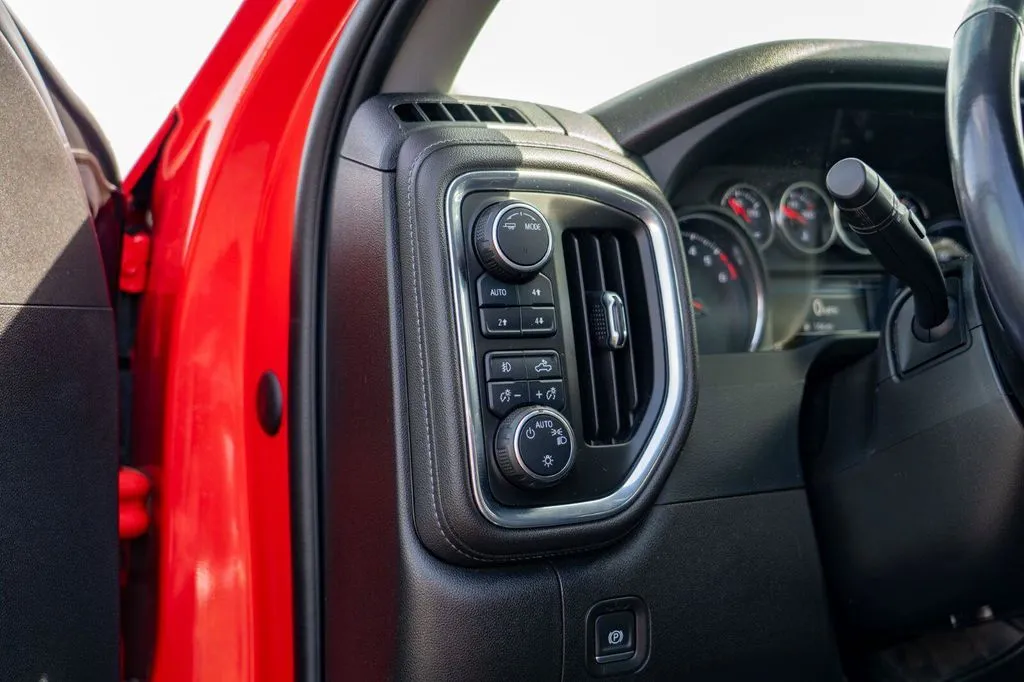 Chevrolet Silverado photo 17
