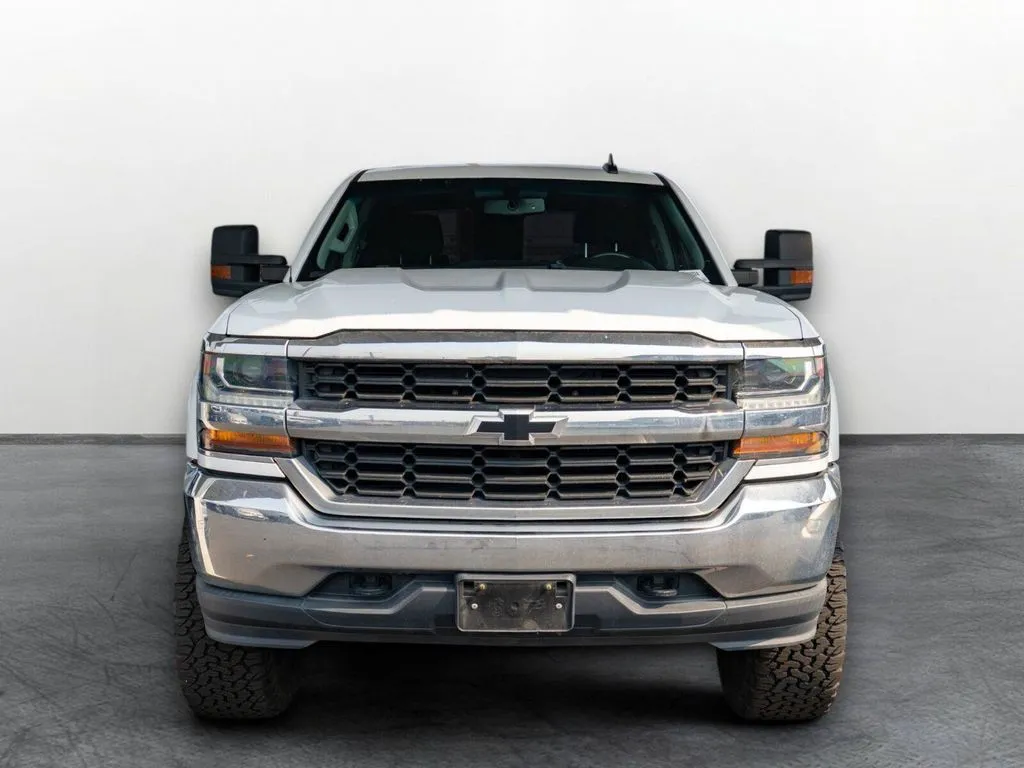 Chevrolet Silverado photo 2