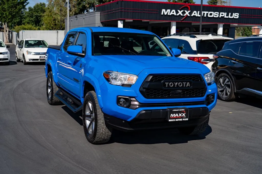 Toyota Tacoma photo 2