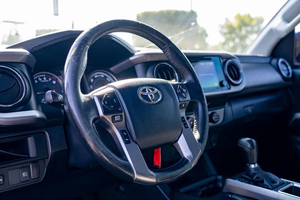 Toyota Tacoma photo 13