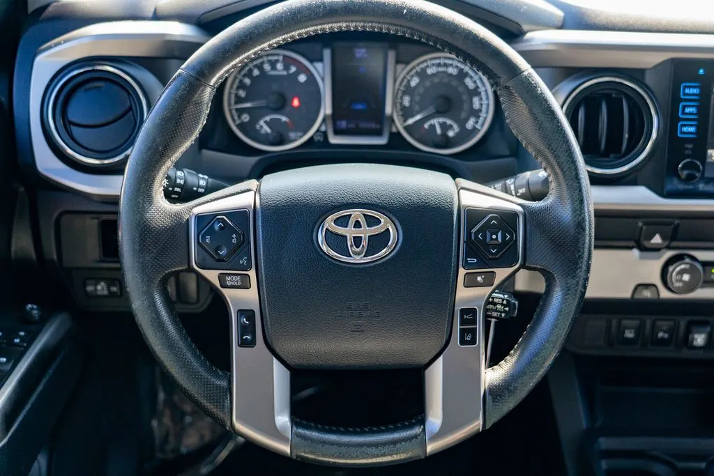 Toyota Tacoma photo 16