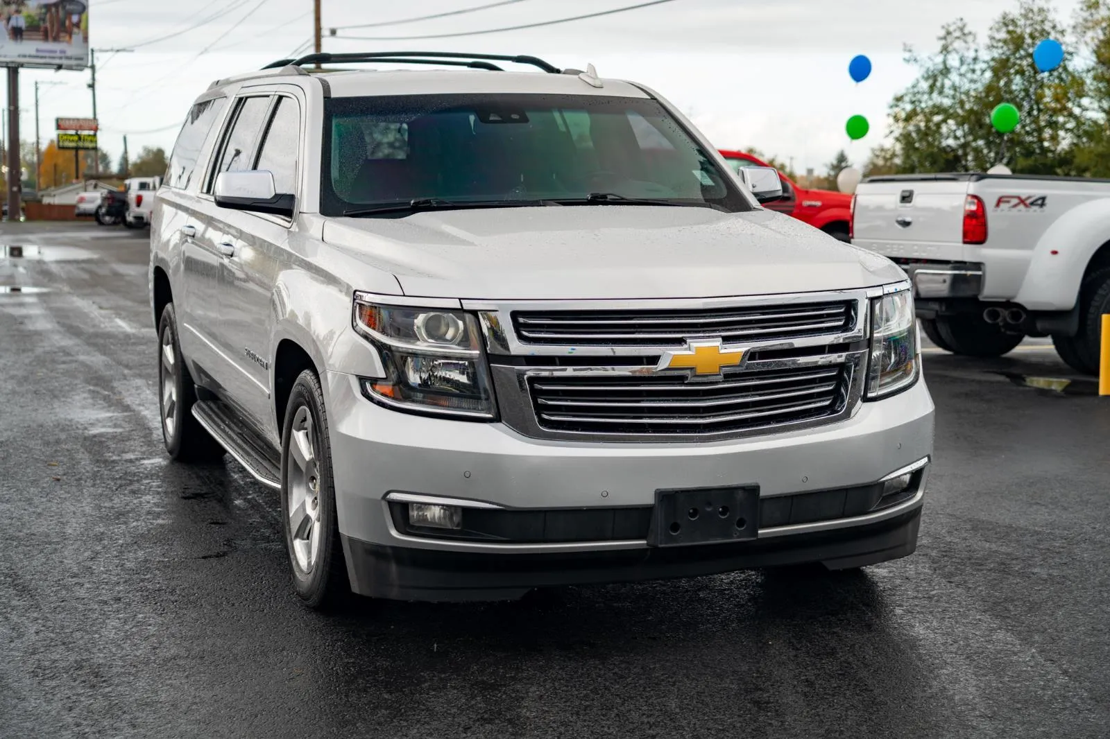 Chevrolet Suburban photo 2