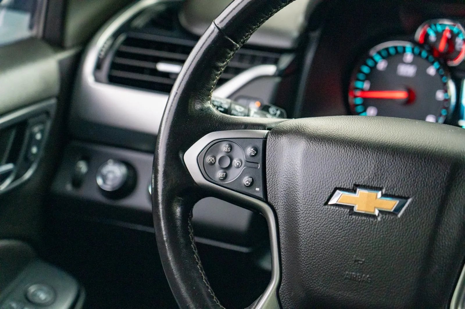 Chevrolet Suburban photo 21