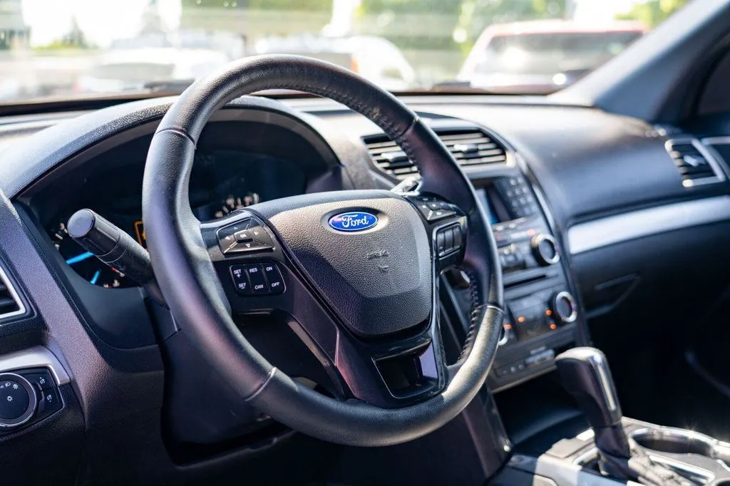 Ford Explorer photo 13