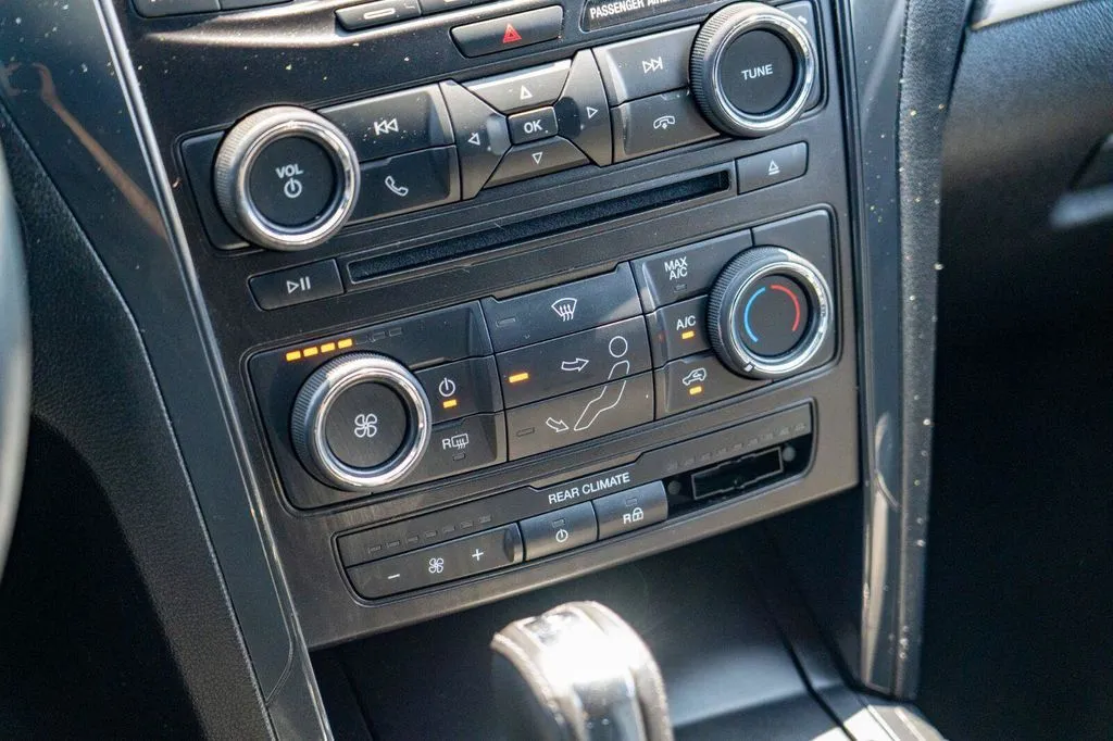 Ford Explorer photo 22