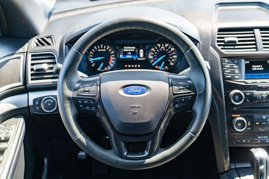 Ford Explorer photo 18