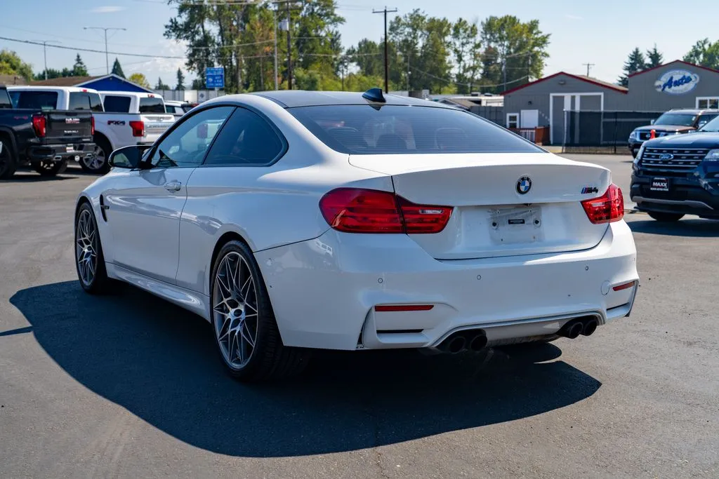 BMW M4 photo 10