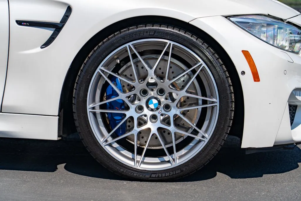 BMW M4 photo 6
