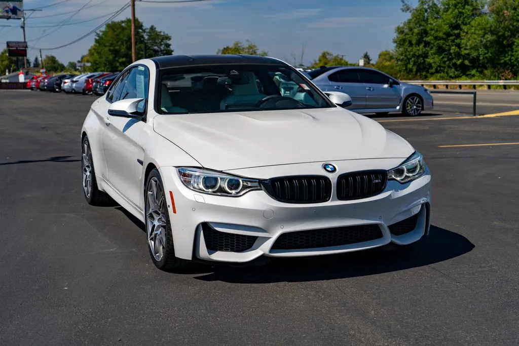 BMW M4 photo 2