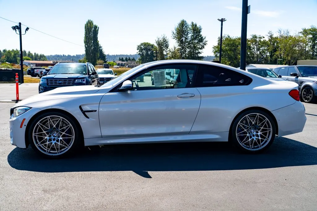 BMW M4 photo 11