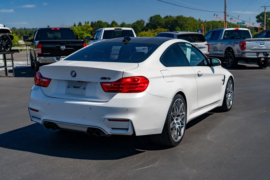 BMW M4 photo 8