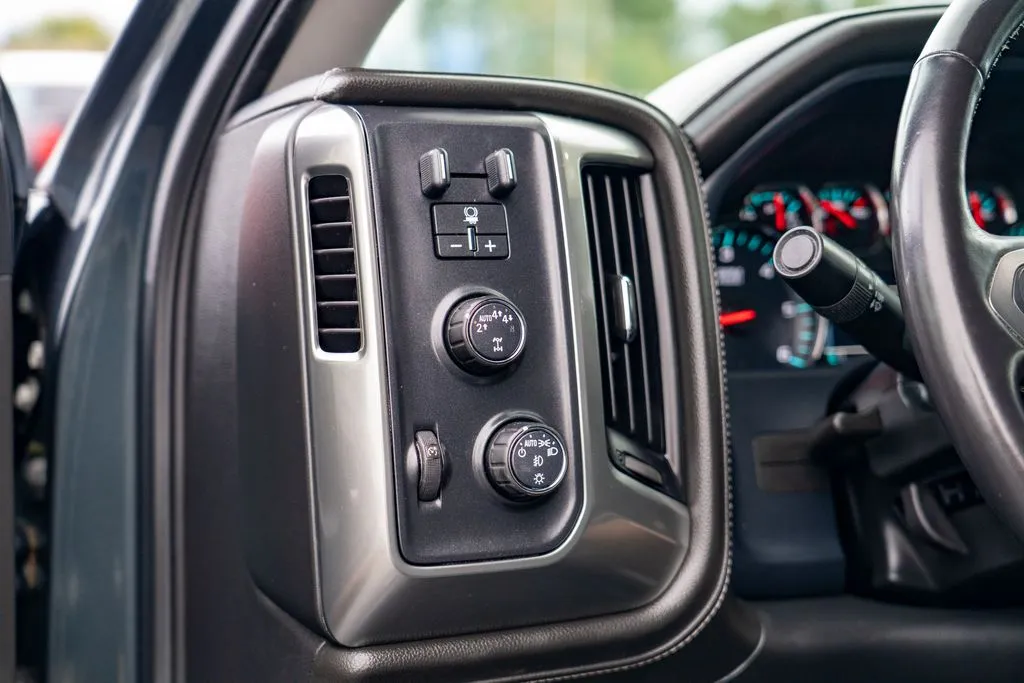 Chevrolet Silverado photo 14