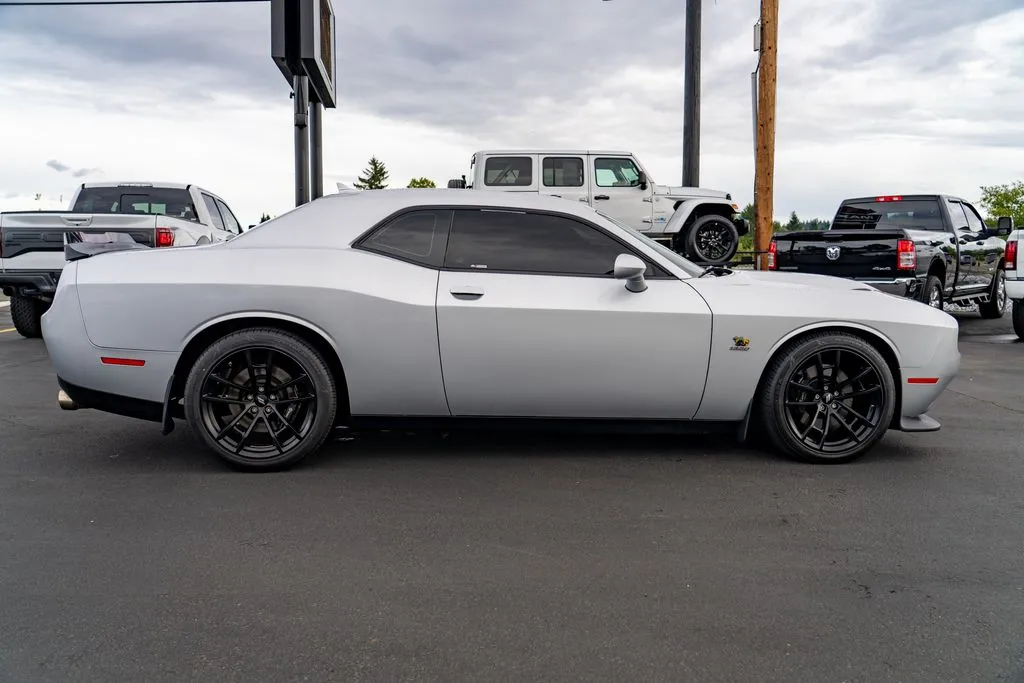 Dodge Challenger photo 8