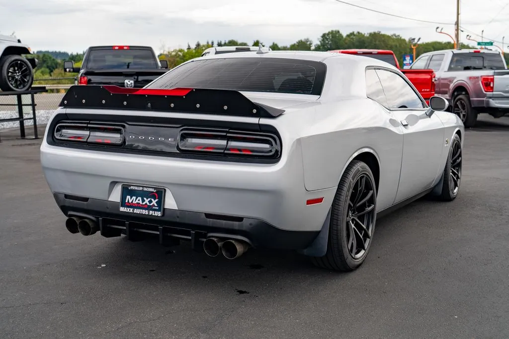 Dodge Challenger photo 9