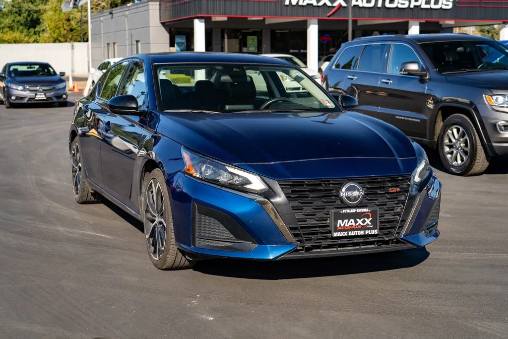 Nissan Altima photo 2