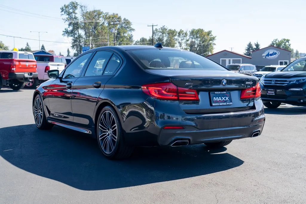 BMW 5 Series photo 11