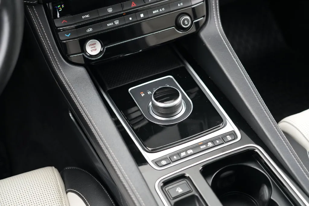 Jaguar F-PACE photo 22