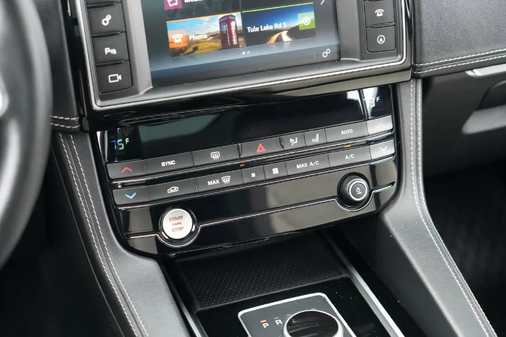 Jaguar F-PACE photo 21