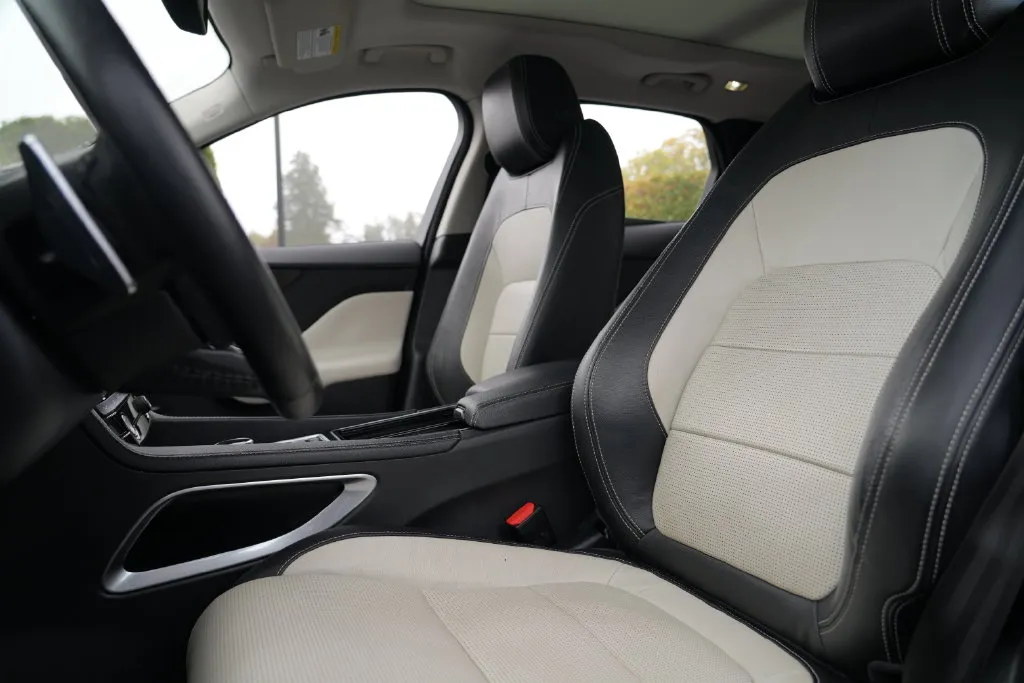 Jaguar F-PACE photo 13
