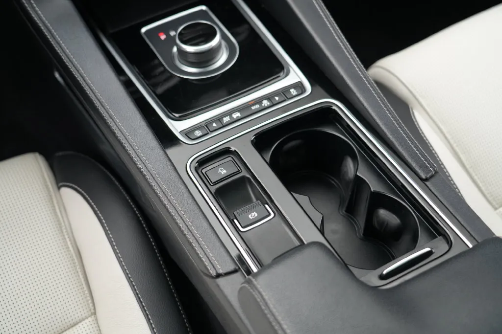 Jaguar F-PACE photo 23