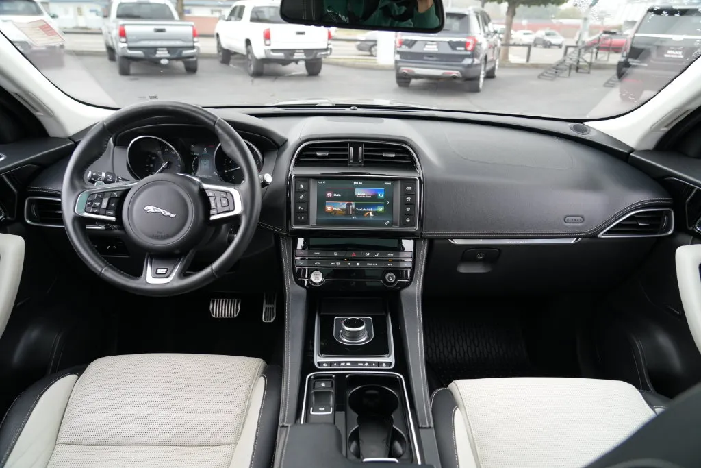 Jaguar F-PACE photo 24