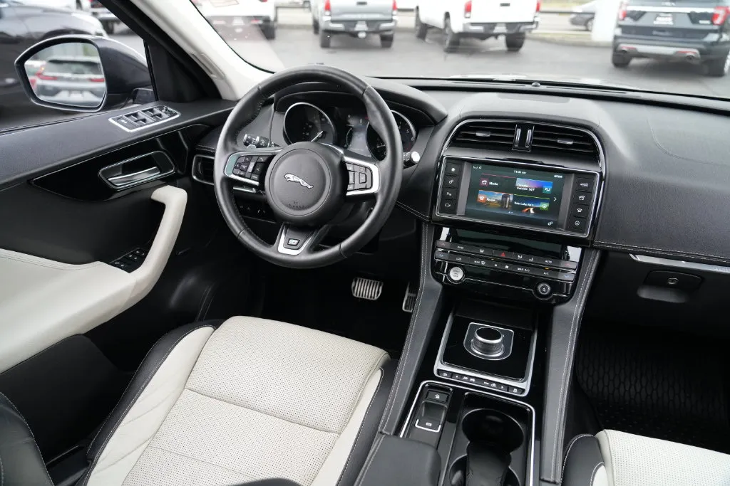Jaguar F-PACE photo 25