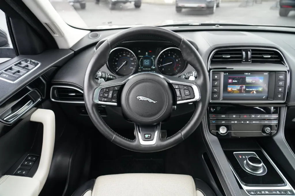 Jaguar F-PACE photo 16