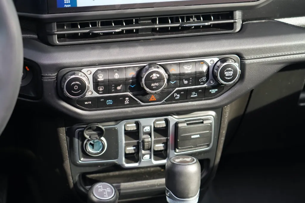Jeep Wrangler photo 26